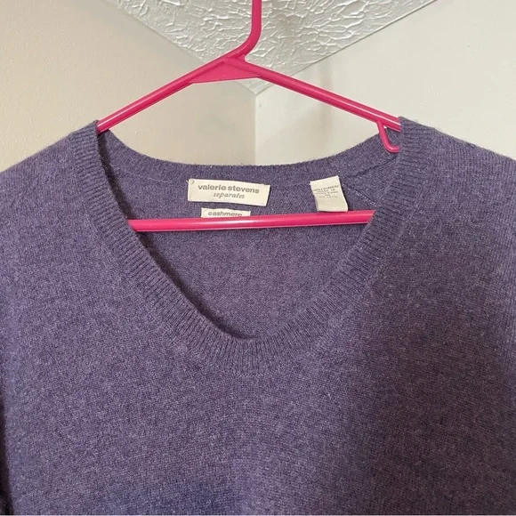 Valerie Stevens Lavender V-Neck Cashmere Sweater medium - Picture 2 of 4